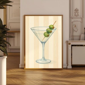 Retro Martini Wall Art Print – Wystrój baru nadmorskiego z lat 60. – Beżowy plakat koktajlowy w paski akwarelowe – Do pobrania w wersji cyfrowej – Wydruk cyfrowy
