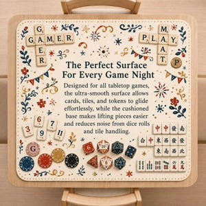 Puede incluir: Un tapete de juego cuadrado con fondo crema decorado con motivos florales, fichas, dados y fichas de p&oacute;quer. El texto dice: The Perfect Surface For Every Game Night. Dise&ntilde;ada para juegos de mesa, la superficie ultra suave permite que cartas, fichas y piezas se deslicen sin esfuerzo, mientras que la base acolchada facilita levantar las piezas y reduce el ruido de los dados y la manipulaci&oacute;n de las fichas.
