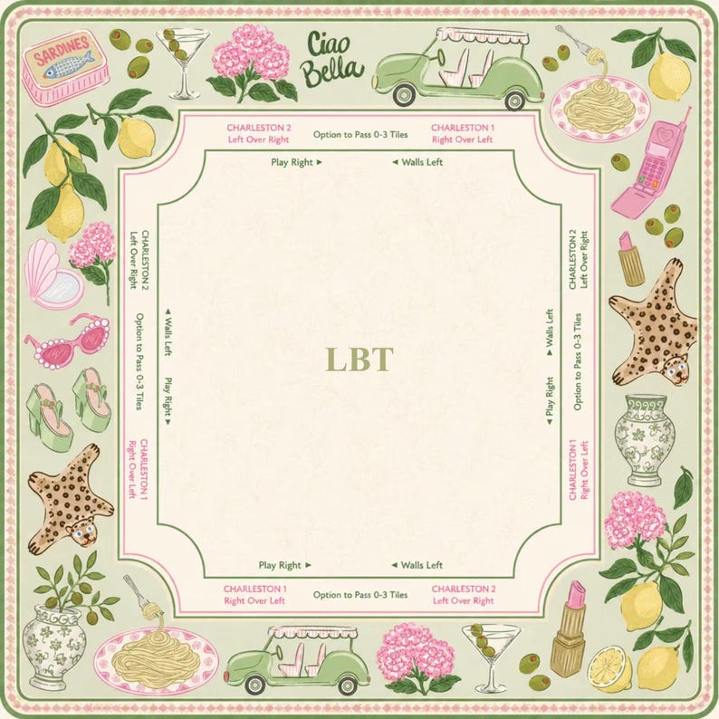 Puede incluir: Un tapete de juego cuadrado con borde verde claro y centro crema que incluye el texto LBT. El borde muestra ilustraciones de sardinas, martinis, hortensias rosas, carritos de golf, pasta, tel&eacute;fonos, pintalabios, alfombras de leopardo y limones.
