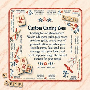 Puede incluir: Una alfombrilla de juego cuadrada con superficie color crema, bordes cosidos en rojo y motivos florales. El texto dice Custom Gaming Zone, junto con reglas e instrucciones. Sobre la alfombrilla hay fichas de mahjong y marcadores.