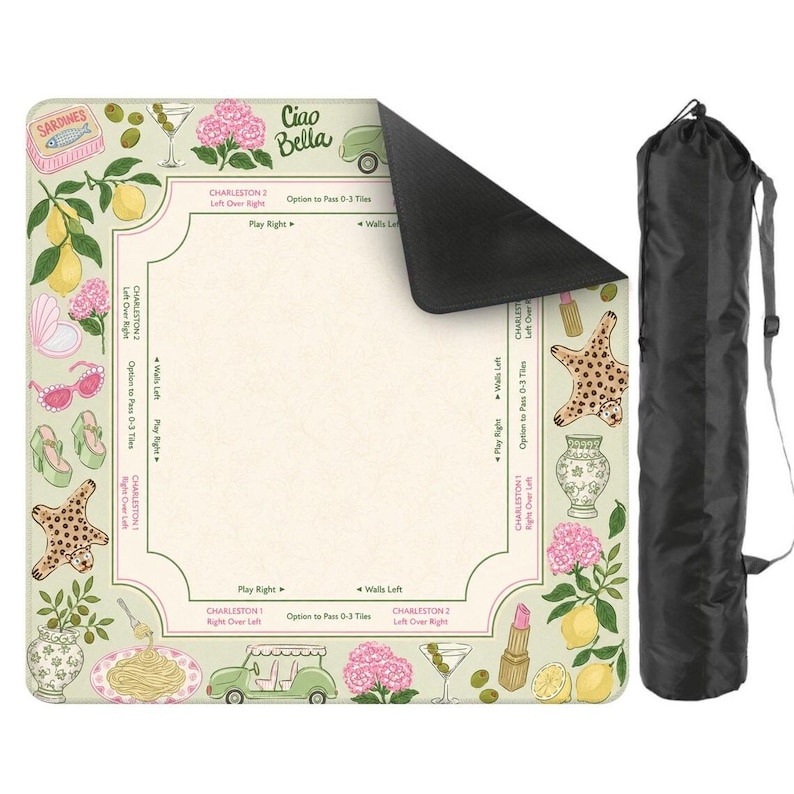 Puede incluir: Una alfombrilla de Mahjong cuadrada con superficie color crema, borde verde, instrucciones de juego e ilustraciones de limones, flores, pasta y un coche. El texto Ciao Bella est&aacute; impreso en la alfombrilla. Incluye una bolsa negra.