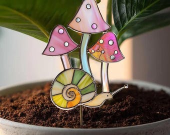 Stravagante palo per piante a forma di lumaca, in vetro colorato con funghi, regalo fatto a mano in stile cottagecore per amanti delle piante e della natura.