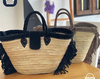 Puede incluir: Dos bolsos de mano de paja con detalles en negro y marrón. Los bolsos tienen cuerpos de paja tejida, asas de cuero y flecos. Un bolso tiene una solapa y flecos negros, el otro una solapa y flecos marrones. Los bolsos están hechos a mano.