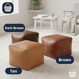 Puede incluir: Tres otomanas cuadradas de cuero en color beige, marrón y marrón oscuro. Cada otomana tiene detalles de costura y forma de cubo. Las otomanas se muestran en una habitación bien iluminada, mostrando sus colores y texturas. La imagen incluye el texto "Best Handmade".