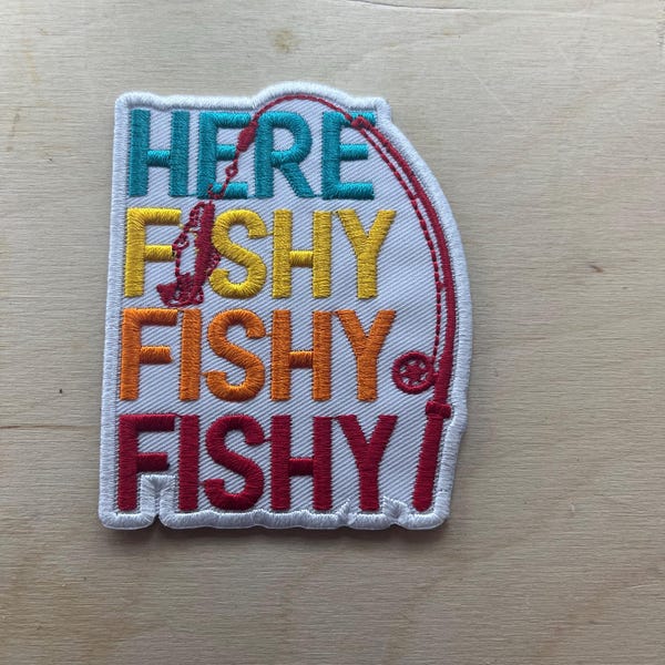 Hier Fishy Fishy Gestickter Aufnäher - Buntes Angeln-Design