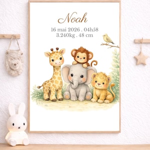 Peut inclure: Une affiche de chambre d'enfant encadrée avec une girafe, un singe, un éléphant et un lion. L'affiche comprend le nom "Noah", la date de naissance, l'heure, le poids (3,240 kg) et la taille (48 cm). Un petit oiseau est perché sur une branche.