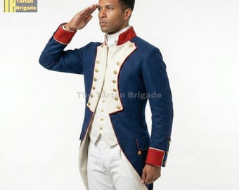 Peut inclure: Veste de style militaire bleu marine avec garniture rouge sur le col et les poignets. La veste comporte des boutons dorés et est associée à un gilet et un pantalon blancs. Le texte "The Tartan Brigade" est inclus.
