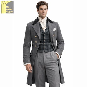 Könnte beinhalten: Ein grauer Wollmantel mit goldenen Knöpfen, einem schwarzen Samtkragen und einer karierten Weste. Der Mantel wird über einem weißen Rüschenhemd und einer grauen Hose getragen. Das Logo The Tartan Brigade befindet sich oben links.