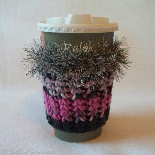 Gehaakte koffiekop gezellige mouw zwart, roze en grijs met wimpergaren afwerking