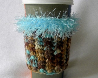 Funda de crochet para taza de café en marrón aguamarina y beige con ribete de hilo de pestañas