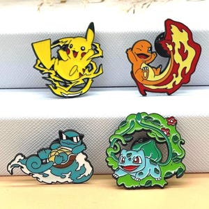 Pokemon Anime Pin Clip Anstecker | Anime Starterpokemon Geschenk Brosche | Pokemon Accessoire Geschenk | Pikachu Bisasam Glumanda Schiggy