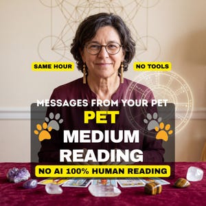 Könnte beinhalten: Eine Person mit dunklem Haar und Brille in einem dunkelroten Hemd. Textüberlagerungen: SAME HOUR, NO TOOLS, MESSAGES FROM YOUR PET, PET MEDIUM READING, NO AI 100% HUMAN READING. Mehrere Kristalle und Tarotkarten liegen auf einer roten Oberfläche.