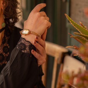 Vintage-Inspired Gold Square Dial Watch – Elegant & Timeless