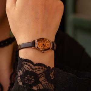 Elegant Vintage Watch with Leather Strap