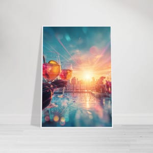 Stampa incorniciata con brindisi al rum sul tetto – Arte al neon con cocktail al tramonto per bar a bordo piscina o sala feste – Decorazione estiva con tintinnio di bicchieri