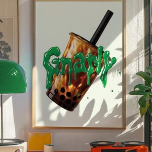 以下が含まれることがあります： 「Gnarly」の緑色の滴る文字が特徴の、バブルティーカップの3Dレンダリングが施された額入りのプリント。カップは茶色で、黒いボバパールと黒いストローが付いています。アートワークは白い背景に設定されています。