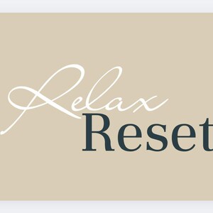 Könnte beinhalten: Beigefarbener Hintergrund mit weißem kursivem Text "Relax" und schwarzem Text "Reset".