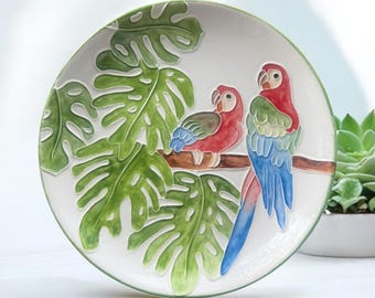 Plato de pared de cerámica con forma de loro, hecho a mano, con relieve para decoración del hogar (25 cm)