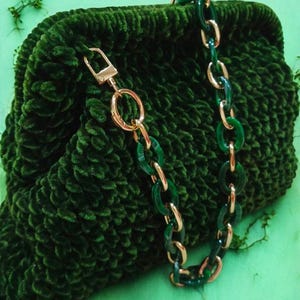 Bolso bandolera de terciopelo Forest Velvet, hecho a mano en crochet, de terciopelo verde esmeralda. Cartera suave con cadena acrílica.