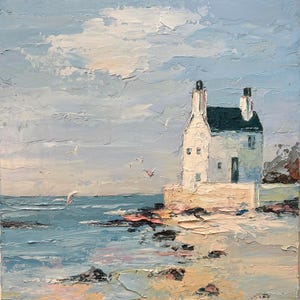 Peinture à l'huile originale. Maison côtière de paysage marin. Peinture au couteau, paysage marin moderne. Décoration murale avec cottage au loin et mouettes