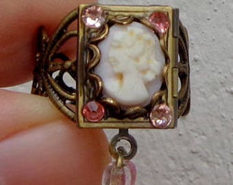 Vintage, intagliato a mano, cammeo con conchiglia rosa pelle di bambino, anello con medaglione, perle di vetro di Murano, piccole chiavi, cristalli Swarovski, anello in filigrana regolabile