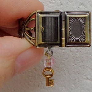 Vintage,Hand Carved,Baby Skin Pink Conch Shell Cameo,Locket Ring,Murano Glass Bead,Tiny Keys,Swarovski Crystals,Adjustable Filigree Ring image 2
