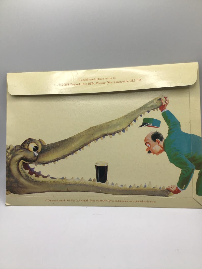 Puede incluir: Anuncio vintage de Guinness con una ilustraci&oacute;n de dibujos animados. Un hombre con un traje verde interact&uacute;a con un gran cocodrilo, con una pinta de Guinness entre las mand&iacute;bulas del cocodrilo. El fondo es de color beige claro.