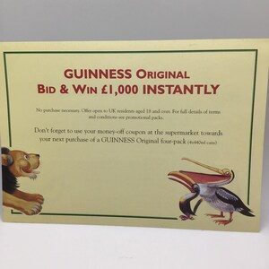 Puede incluir: Tarjeta promocional de Guinness Original. El texto "GUINNESS ORIGINAL BID & WIN &pound;1,000 INSTANTLY" est&aacute; en rojo y negro. La tarjeta tiene un fondo amarillo claro con un borde verde. Ilustraciones de un le&oacute;n y un pel&iacute;cano.