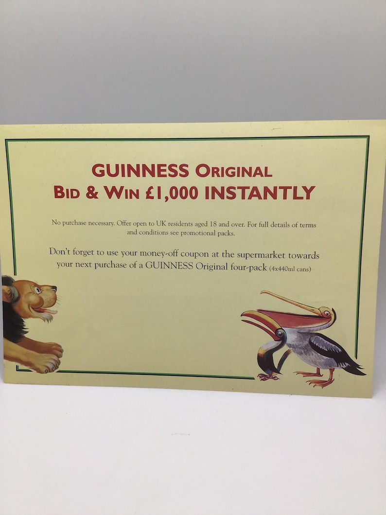 Puede incluir: Tarjeta promocional de Guinness Original. El texto "GUINNESS ORIGINAL BID & WIN &pound;1,000 INSTANTLY" est&aacute; en rojo y negro. La tarjeta tiene un fondo amarillo claro con un borde verde. Ilustraciones de un le&oacute;n y un pel&iacute;cano.