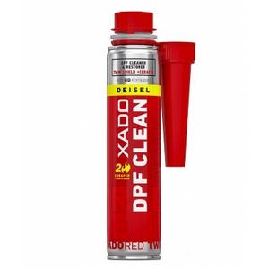 Puede incluir: Una botella cilíndrica roja y plateada de XADO DPF Clean, con una tapa y un aplicador rojos a juego. La etiqueta presenta el texto "DEISEL" y "DPF CLEAN" en blanco, junto con otro texto. El producto está diseñado para la limpieza de filtros de partículas diésel.