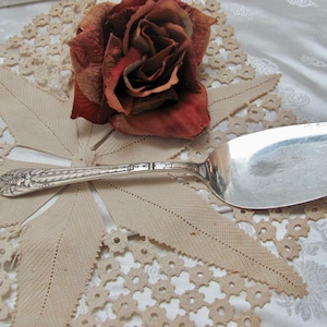 Wzór Marquise z 1933 r. // Serwer do ciasta i deserów z zabytkowego srebrnego talerza 10,5 cala // Eleganckie, ozdobne sztućce ze srebra, Rogers z 1847 r.