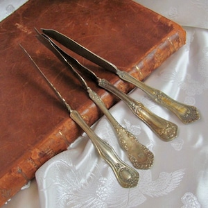 4 Beautiful Silver Plate Twisted Master Butter Knives Ornate Fancy Rare Patterns no Mono // Silverware Flatware Cutlery