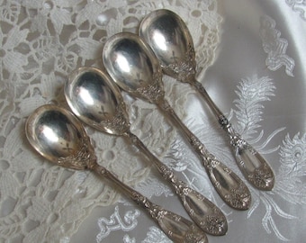 Conjunto de 4 colheres de sorvete antigas ornamentadas em prata, medindo 12,7 cm (5") - Padrão La Vigne 1908 Repoussé RARO