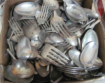 Assortiment de dents ou de bols en métal argenté coupés pour le dîner, fourchettes à salade, cuillères à soupe, cuillères à café, portion - sans poignées