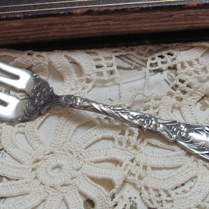 Forchetta per carne da pasticceria grande con piatto d'argento decorato - Modello Narciso 1908 RARO