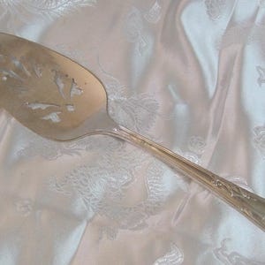 Meadowbrook Pattern - Vintage Silver Plate Cake Pie Dessert Server - 9.5&quot; No mono Wm A Rogers // Vintage Antique Silverware Flatware Cutlery
