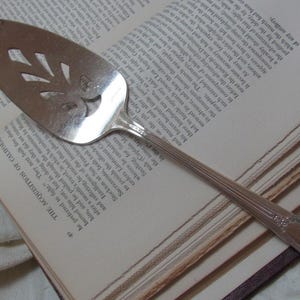 Garland II Pattern - Vintage Silver Plate Cake Pie Dessert Server - 9.5&quot; No mono Rogers & Bro // Vintage Antique Silverware Flatware