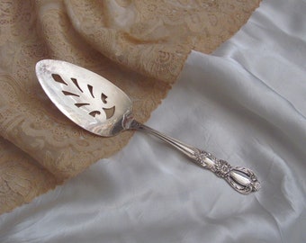 Grand Heritage 1968 Vintage Silver Plate Cake Pie Dessert Server 8.5