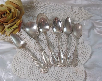 Conjunto de 6 colheres antigas em prata banhada a ouro, incluindo colher de chá, colher de frutas e concha para açúcar // Padrões ornamentados e sofisticados // Talheres de prata