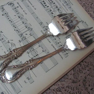 Ensemble de 2 grandes fourchettes à pâtissier en métal argenté, motif Joan 1896 Pas de mono 1885 Wallace image 4