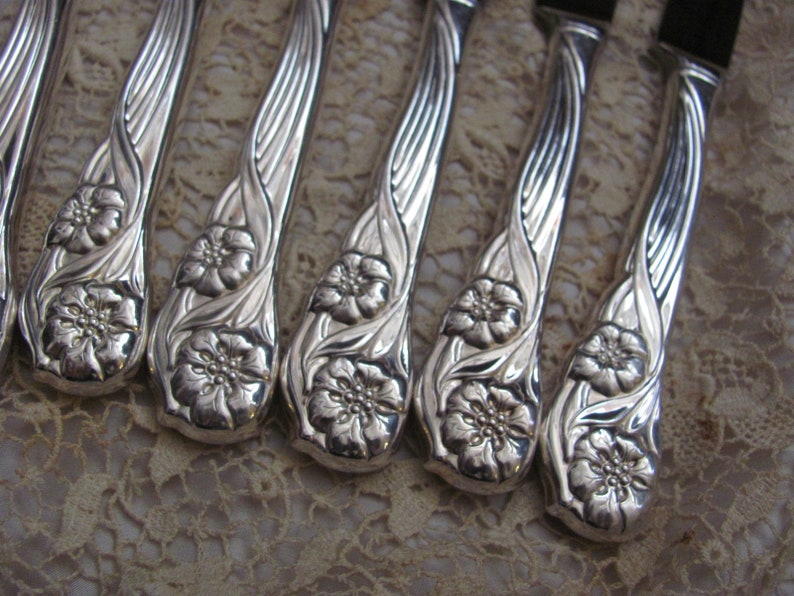 Set of 8 Silver Plate Hollow Handle Dinner Knives Trillia Pattern 1994 Trillia Knives