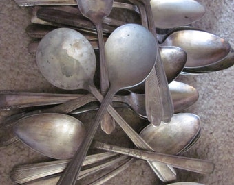 Cuillères de service - argenterie - 10 grandes cuillères de service en métal argenté antique, assortiment de carillons éoliens artisanaux usés et ternes