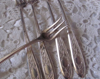 Victory 1919 Pattern // 5 Silver Plate Crab Seafood Shellfish Oyster Cocktail 3 Prong Forks no Mono Alvin Silver - Antique Vintage Flatware