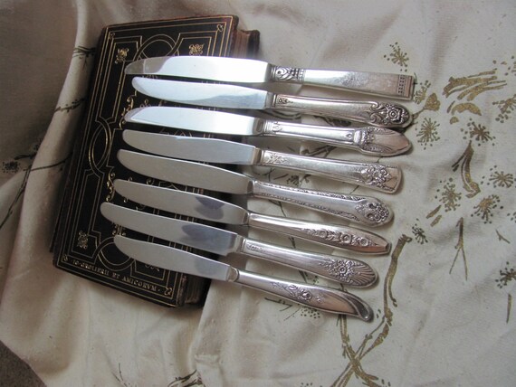 5 COUTEAUX MANCHES METAL ARGENTE Monogrammés D.M.? ART DE LA TABLE D