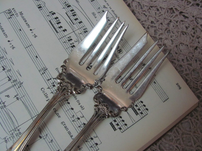 Ensemble de 2 grandes fourchettes à pâtissier en métal argenté, motif Joan 1896 Pas de mono 1885 Wallace image 3