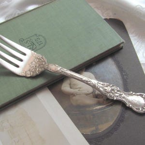 Vintage Silberner Teller Große Servieraufschnitt Fleischgabel - Wallace Blumenmuster Mono K // Antikes Silber Besteck Besteck Selten Fancy