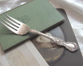Vintage Silberner Teller Große Servieraufschnitt Fleischgabel - Wallace Blumenmuster Mono K // Antikes Silber Besteck Besteck Selten Fancy