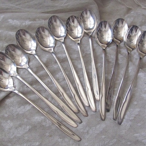 Patrón conceptual de 1957 // Juego de 12 cucharas plateadas para té helado, bebidas, refrescos y cócteles // Plata suprema // Cubiertos vintage