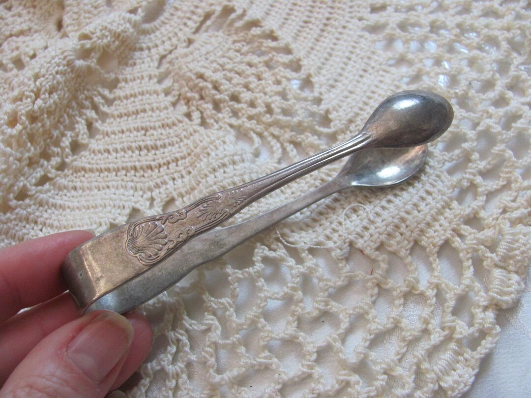 アンティークシルバープレートの小さなシュガートング - 4.5インチ