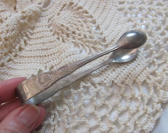 Pinzas para azúcar pequeñas de plata antigua - 4,5" // Cubiertos vintage, ornamentados, elegantes y raros, con diseño de reyes